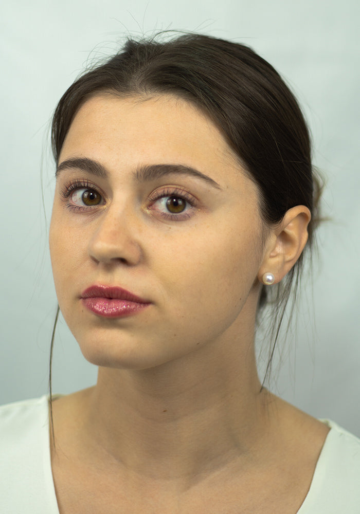 Perlenohrringe 8 mm aus 14k Gold am Ohr getragen – eleganter Look