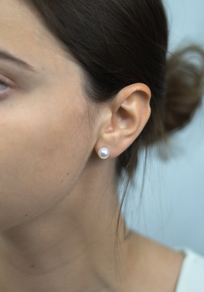 Perlenohrringe 8 mm aus 14k Gold am Ohr getragen – eleganter Look