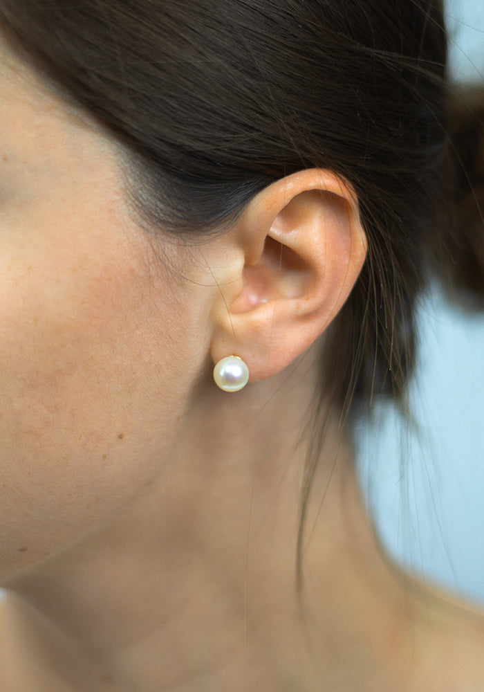Perlenohrringe 9 mm aus 14 k Gold am Ohr getragen – eleganter, klassischer Look