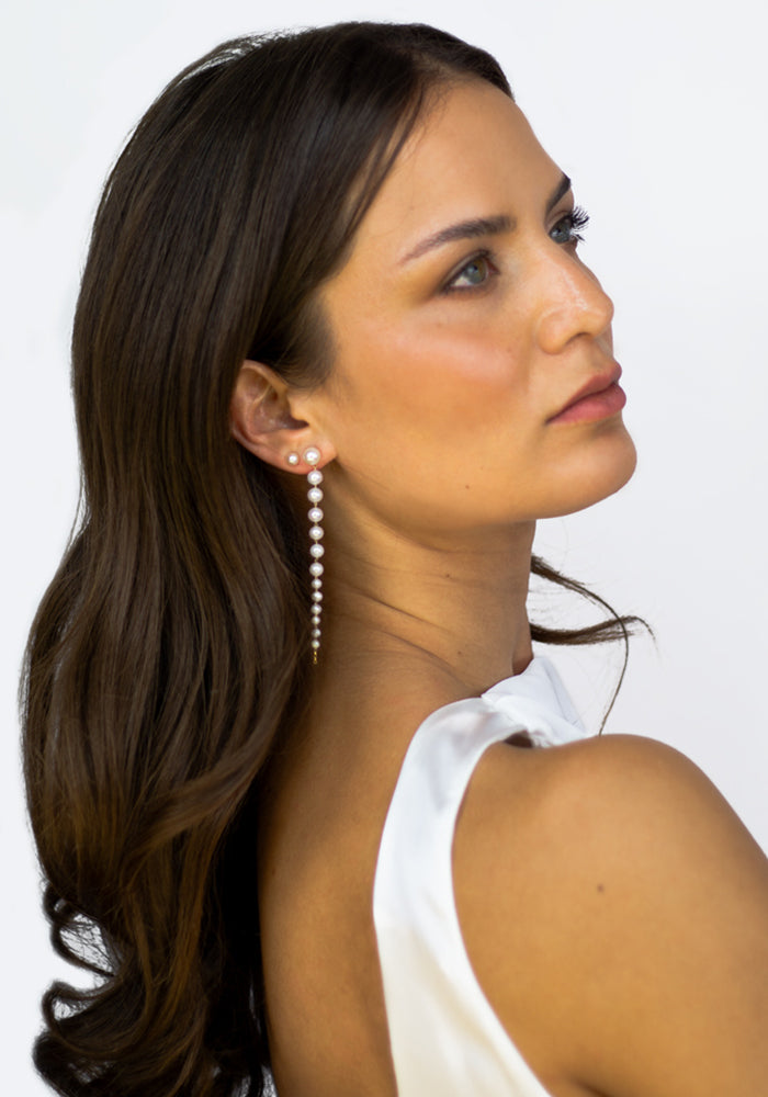 Modell trägt elegante Perlenohrringe an zarter Goldkette – Cascade de Perles - SimplyO