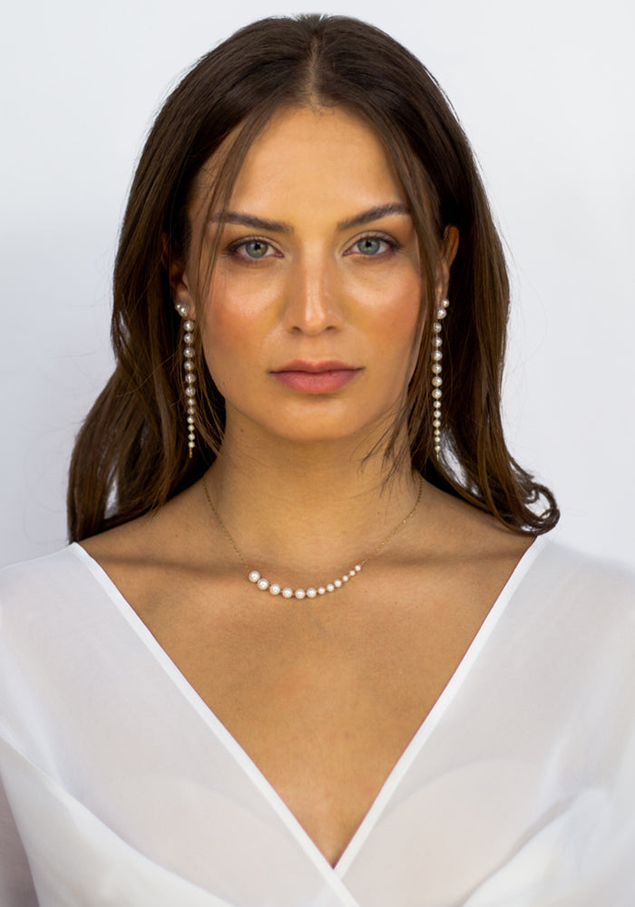 Model trägt elegante Perlenhalskette aus 14k Gold – Cascade de Perles  - SimplyO