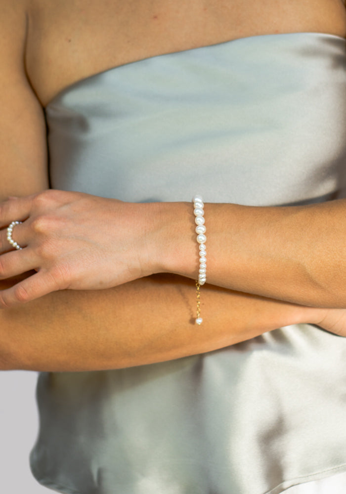 Margaux Bracelet am Handgelenk – handgefertigtes Perlenarmband aus Süßwasserperlen
