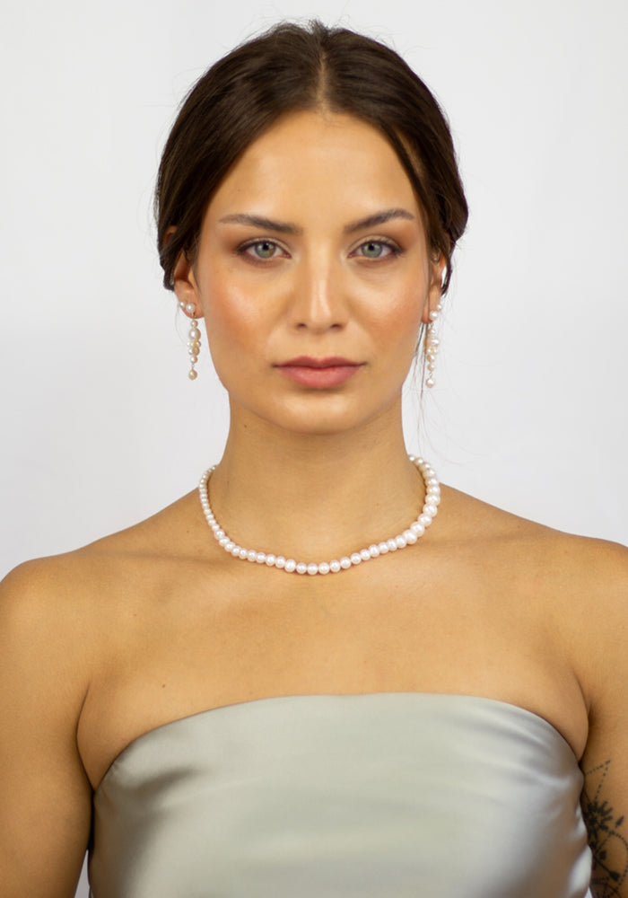 Margaux Necklace getragen – elegante Süßwasser-Perlenkette mit Goldverschluss, feiner Brautschmuck.