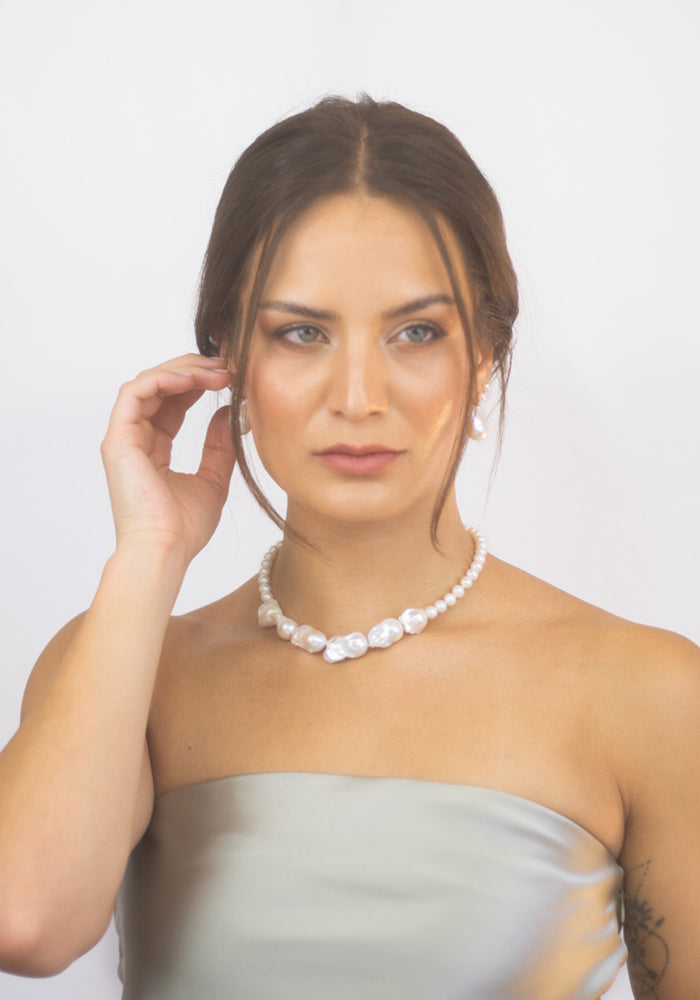 Detailansicht Soléne Necklace – Barockperlen mit Goldverschluss  - SimplyO