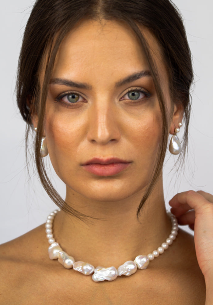 Soléne Necklace am Hals – elegante handgefertigte Perlenkette - SimplyO