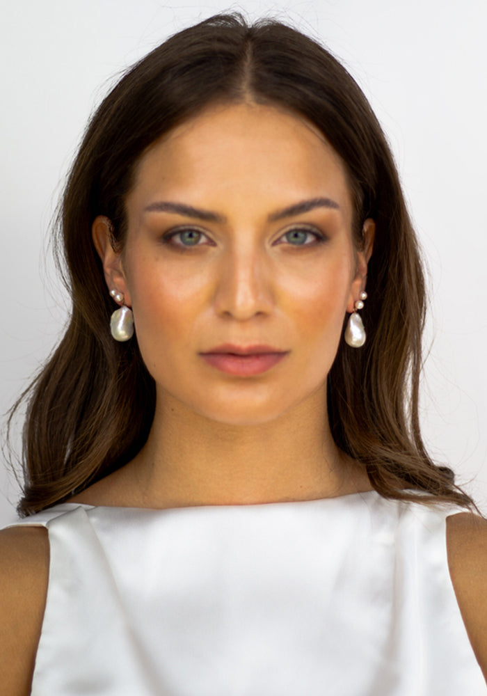 Barockperlen Ohrringe Soléne von Simply O Jewelry – Statement-Brautschmuck mit schimmernden Süßwasserperlen, inspiriert von moderner Eleganz