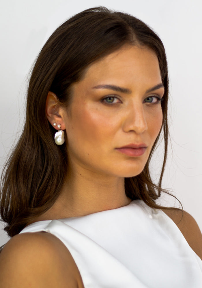 Modell trägt Soléne Barockperlen Ohrringe – natürliche Süßwasserperlen mit Goldfassung, eleganter Look für Braut und besondere Anlässe