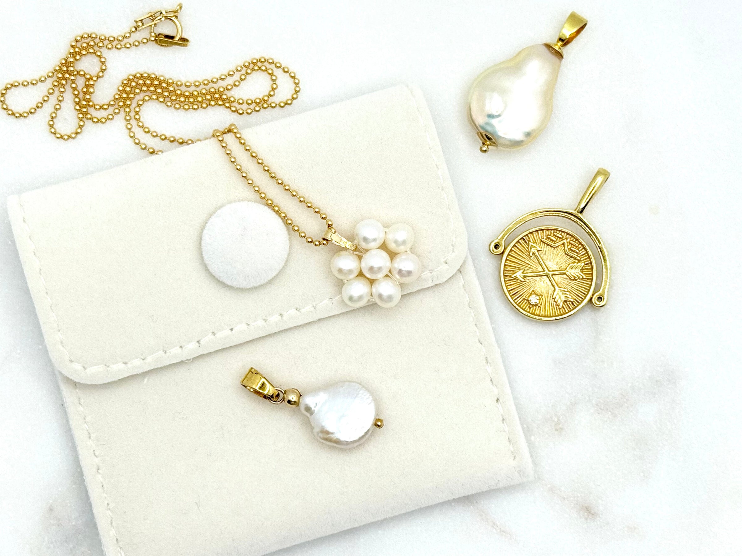 Samtpouch mit Perlen und Gold Filled Anhängern 