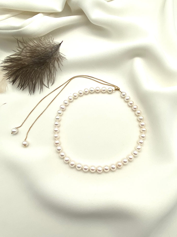 Detailansicht der Ela Dual Pearl Necklace mit rundem Perlencollier und langer 14k Gold Filled Kettenpartie