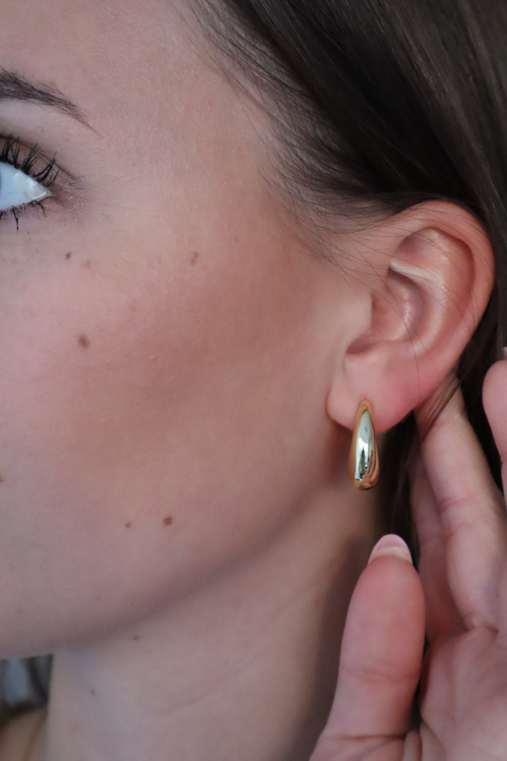 Mara Klappkreole mit 18k Vergoldung - Elegante Ohrringe Tragebild am Model -  Simply O