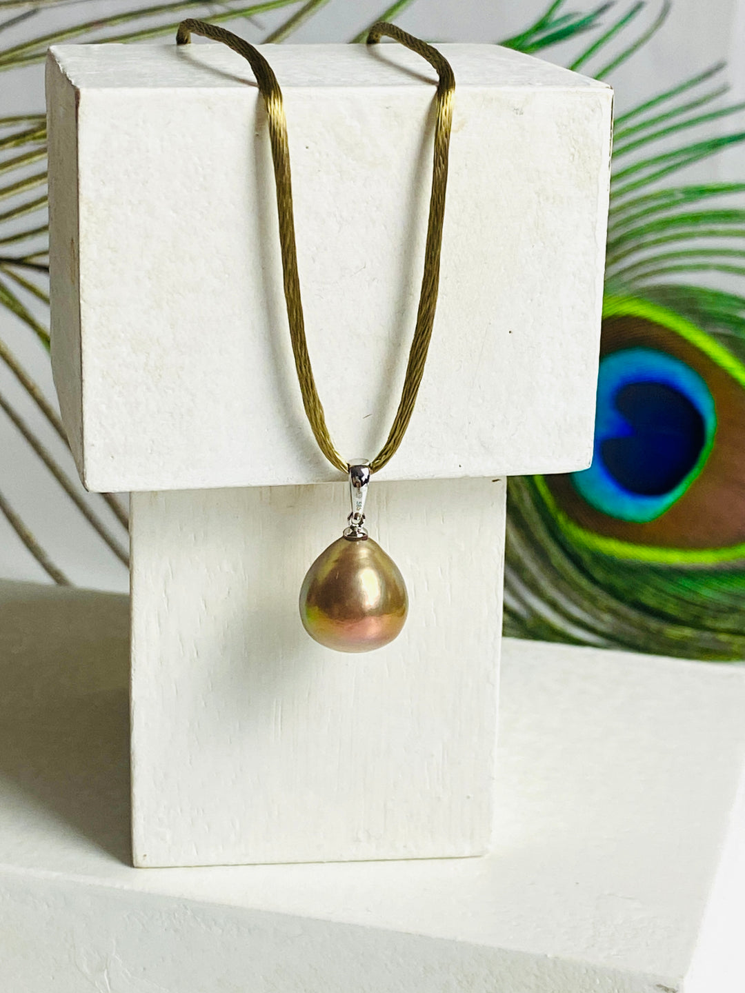 Ming-Perlenanhänger mit tropfenförmiger Süßwasserperle auf weißem Podest