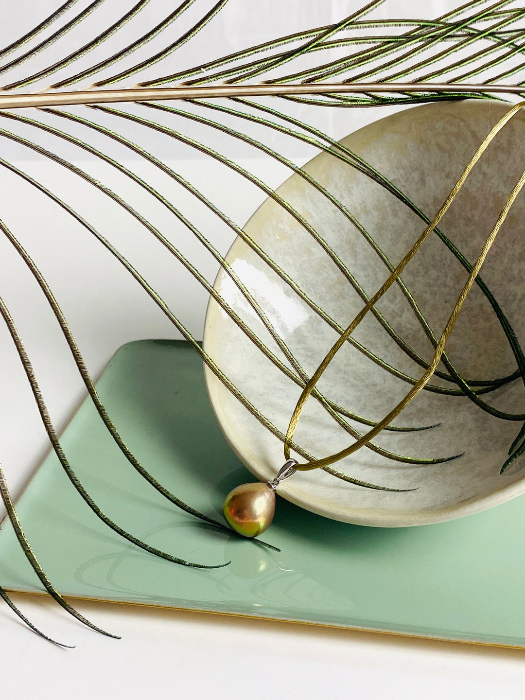 Irisierender Ming-Perlenanhänger mit Seidenkordel, dekoriert mit Federfarn