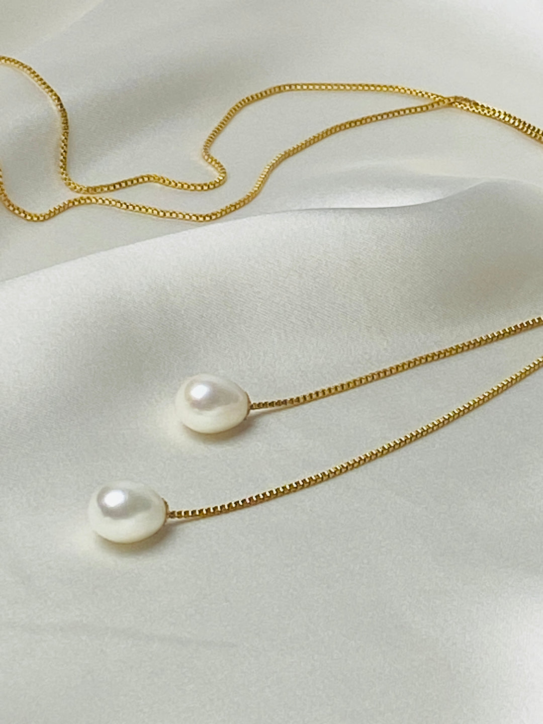 Luna Pearl Drop Necklace aus 14k Gold Filled mit zwei naturweißen Süßwasserperlen in Tropfenform