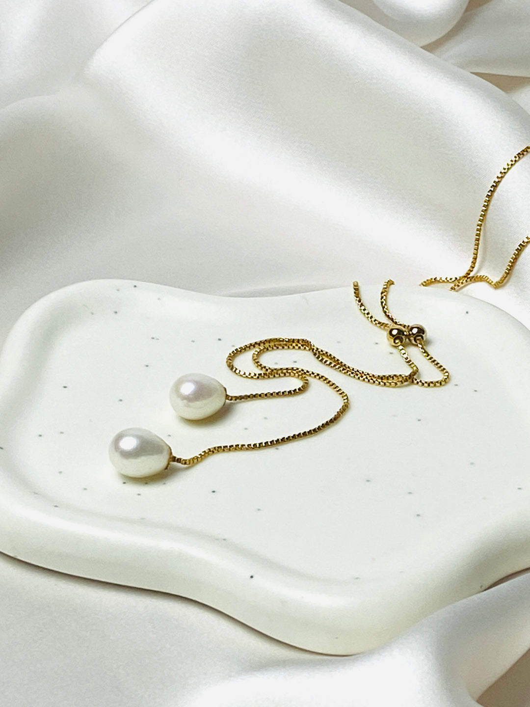 Verstellbare Luna Y-Perlenkette aus 14k Gold Filled mit Schiebekugel und zwei Süßwasserperlen