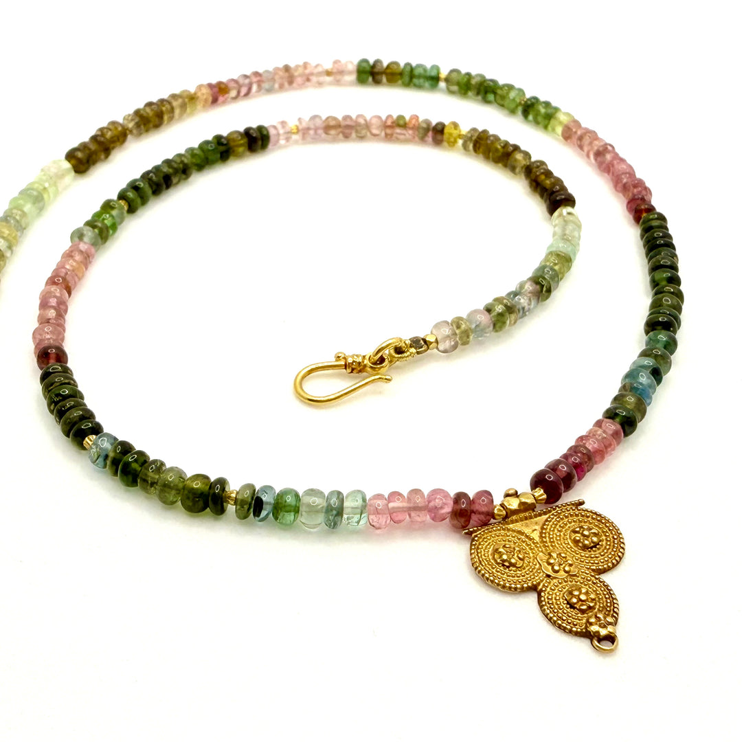 Ein einzigartiges Mali Turmalin Collier von SimplyO, zeigt das handgefertigte Design und den bunten Turmalin-Anhänger.