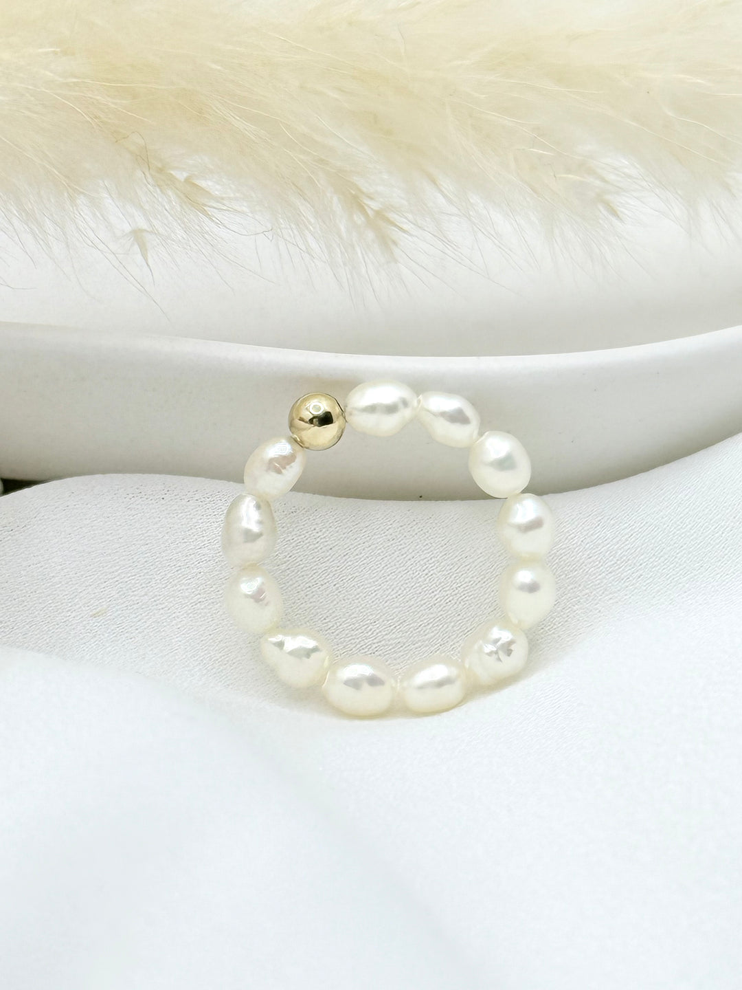 sina perlenring auf feder, naturweiße süßwasserperlen