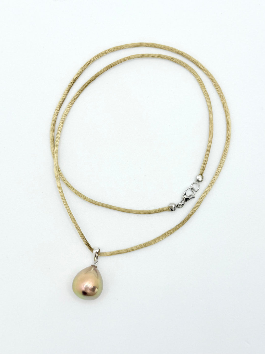 Ming-Perlenanhänger mit kompletter Seidenkordel und 585 Weißgold-Verschluss