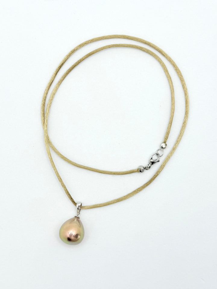 Ming-Perlenanhänger mit kompletter Seidenkordel und 585 Weißgold-Verschluss