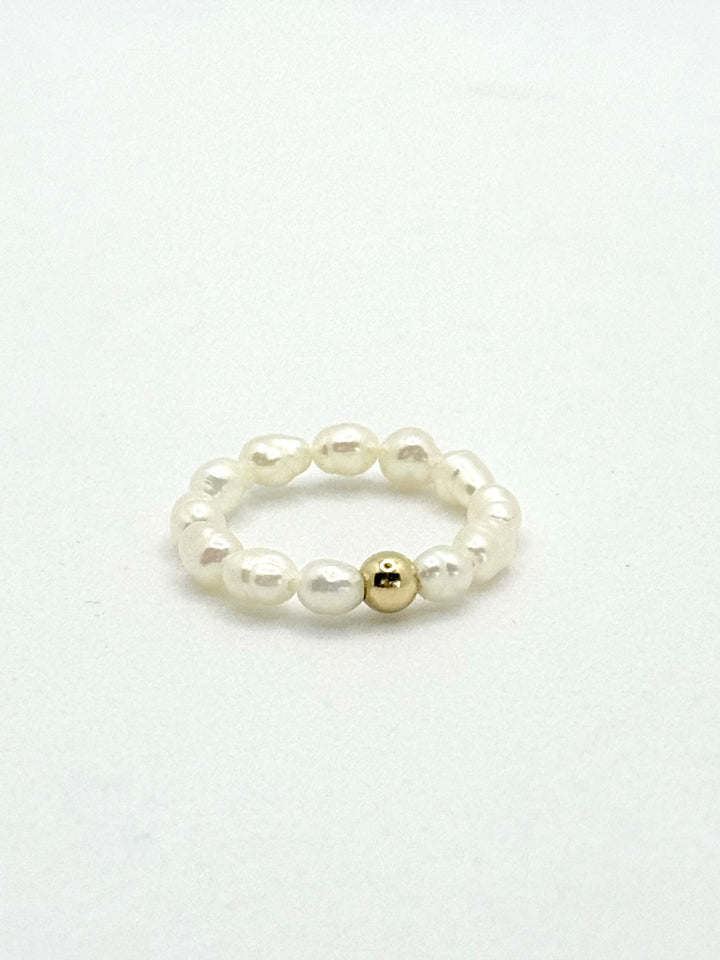 sina pearl ring am finger getragen, süßwasserperlenring