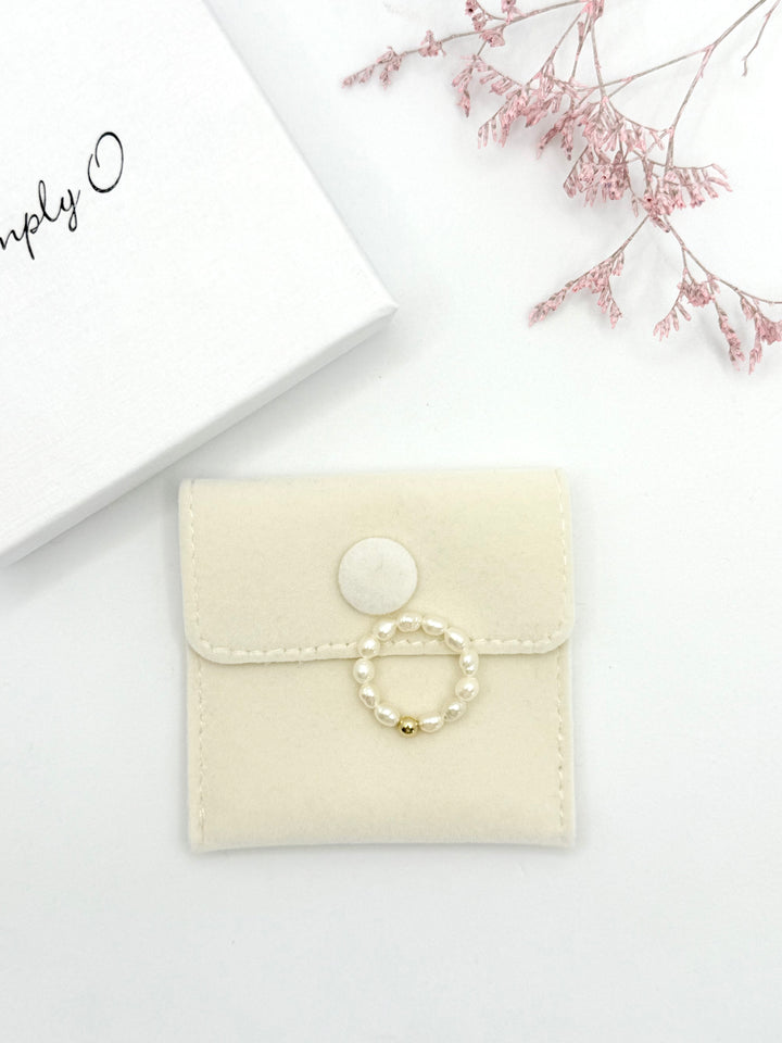 sina perlenring auf Samtbbeutel und Schmuckbox, naturweiße süßwasserperlen