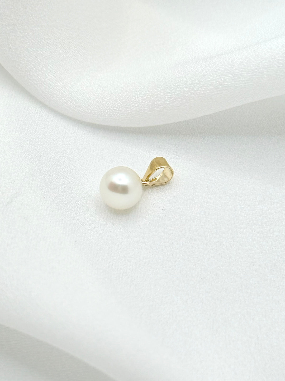 Akoya Pearl Pendant mit weißer Akoya-Zuchtperle und feiner Anhängeröse aus 585 Gelbgold