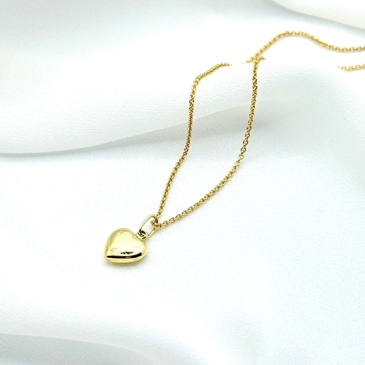 Herzanhänger drapiert auf weißem Seidenstoff - Simply O