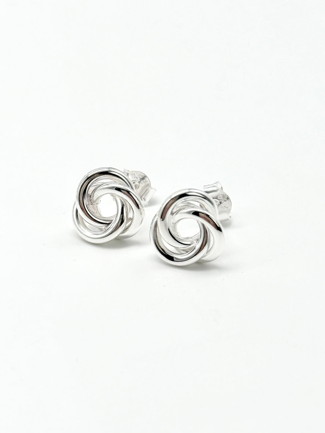 Noa Knoten Ohrstecker aus 925 Sterling Silber auf weißem Hintergrund