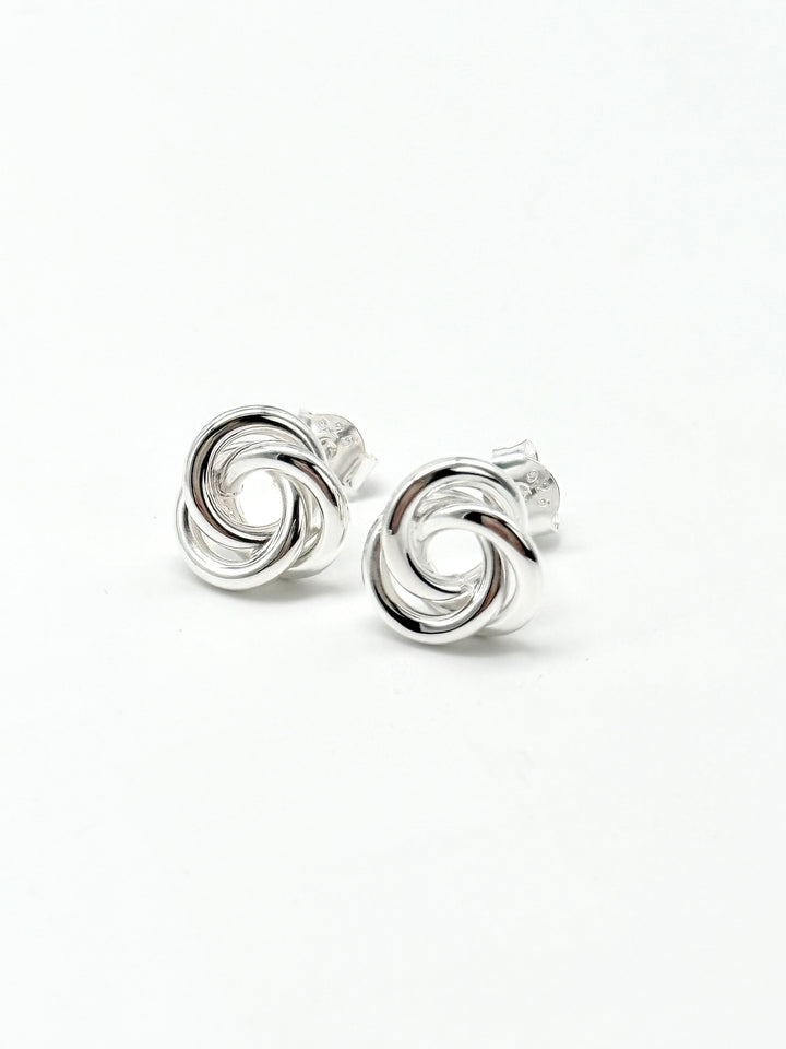 Noa Knoten Ohrstecker aus 925 Sterling Silber auf weißem Hintergrund