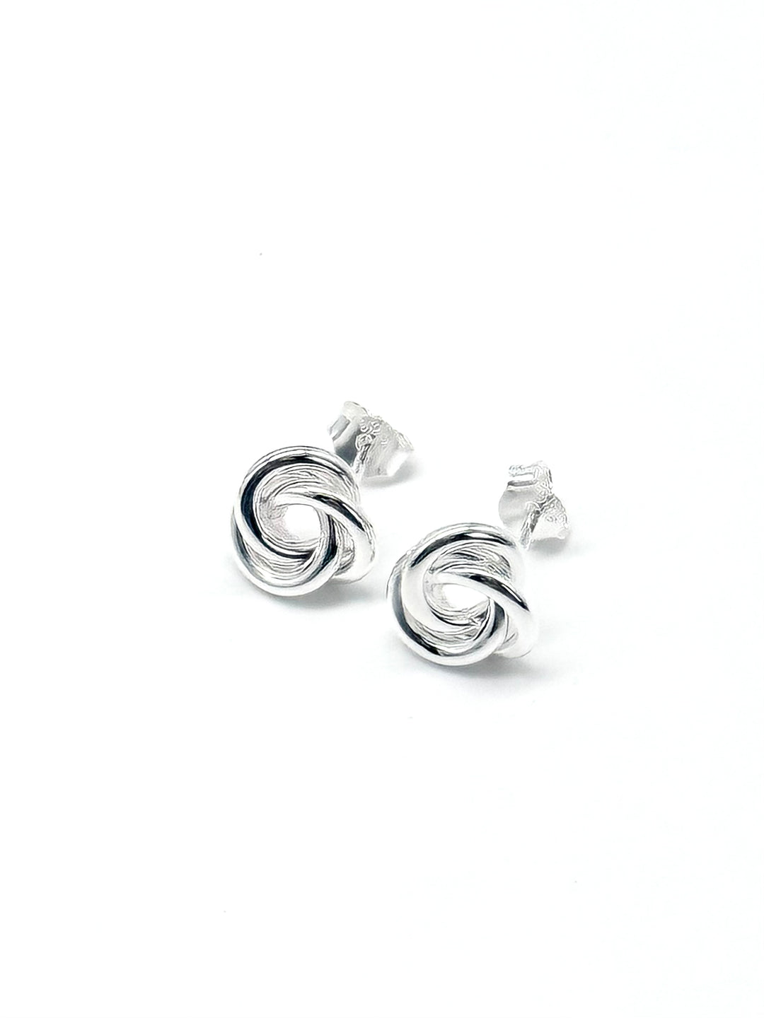 Knoten Ohrstecker Noa – ruhiges, zeitloses Design in 925 Sterling Silber Nahaufnahme