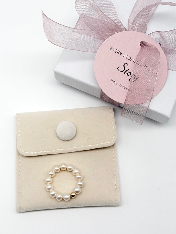 Mina Pearl Ring auf Pouch und Schmuckschachtel 