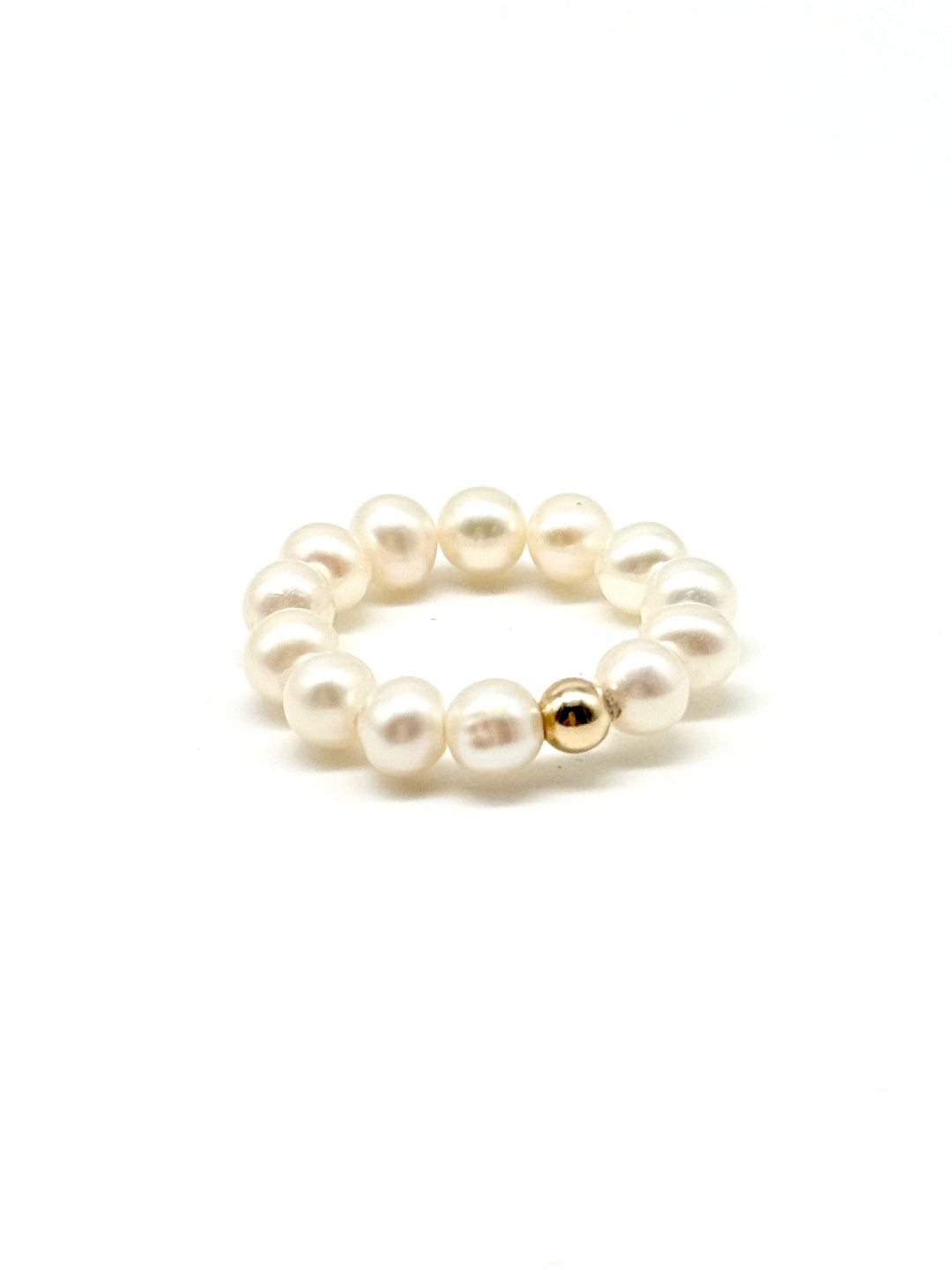 Mina Pearl Ring frontal – feine Perlen in Naturweiß