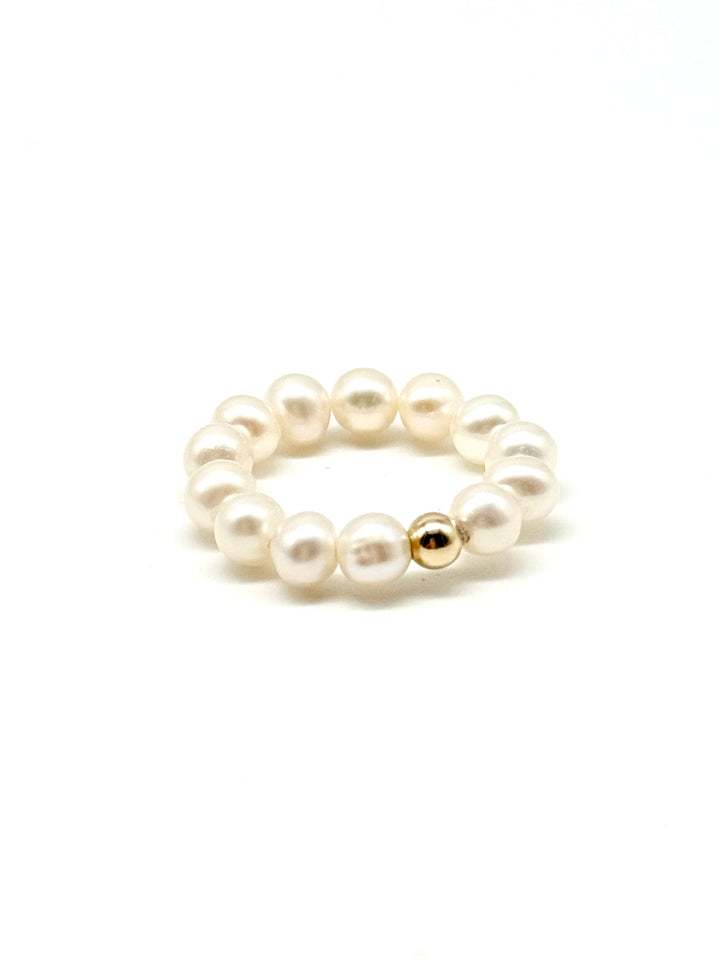 Mina Pearl Ring frontal – feine Perlen in Naturweiß