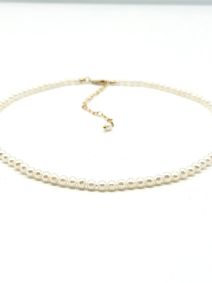 Nahaufnahme der Perlenkette Mina