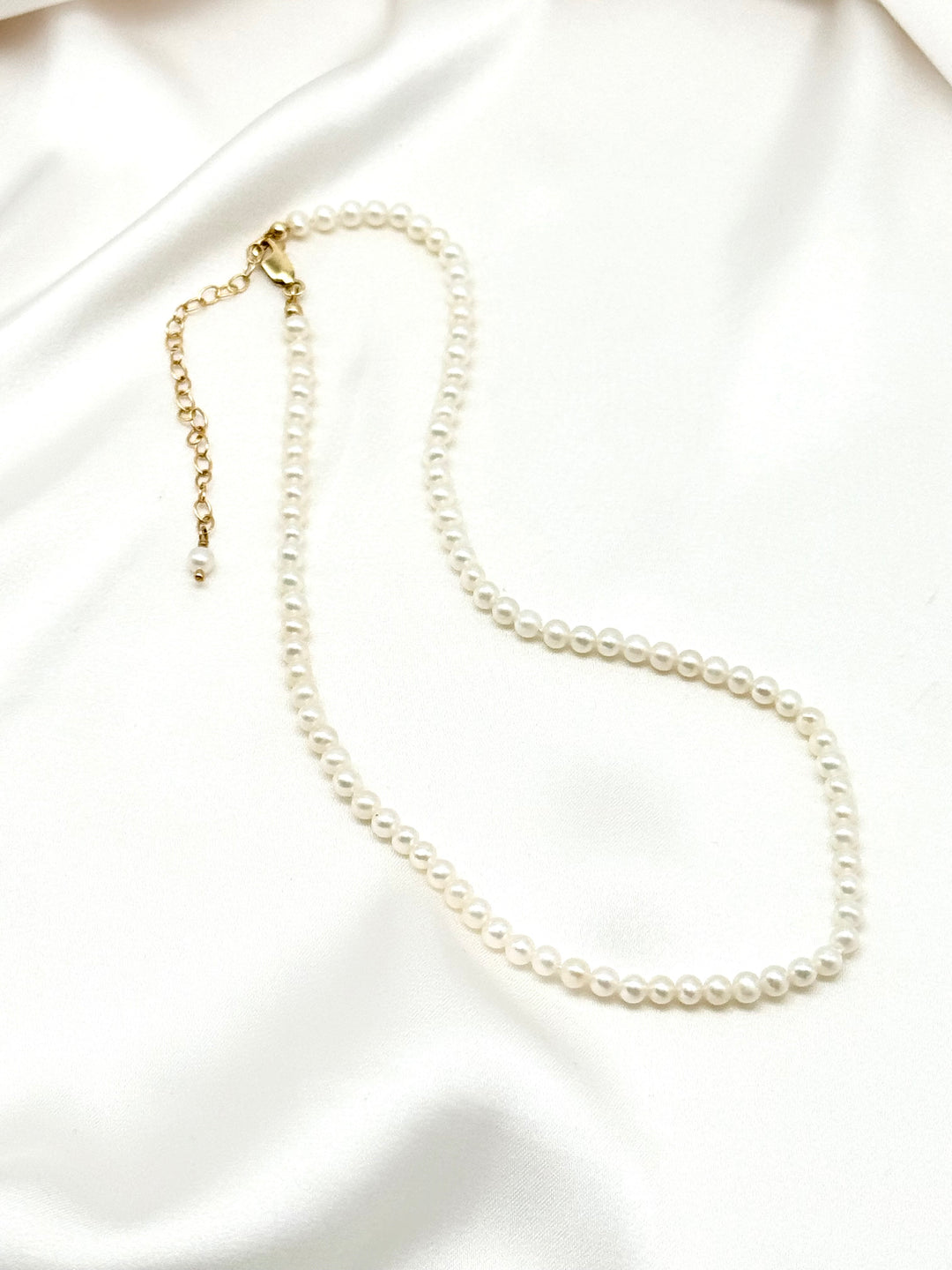 Mina Pearl Choker auf Seidenstoff arrangiert