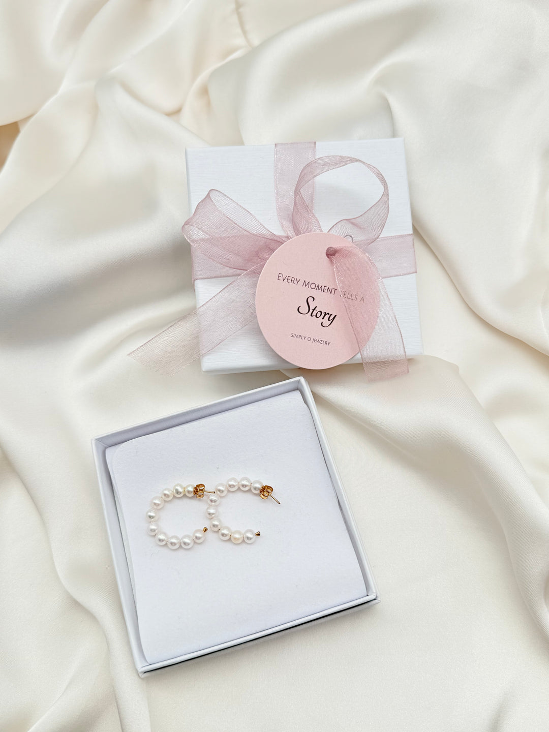 Elegante Ela Pearl Ohrringe von SimplyO mit Perlen, runde Hänge und silbernes Design, für einen stilvollen Look.