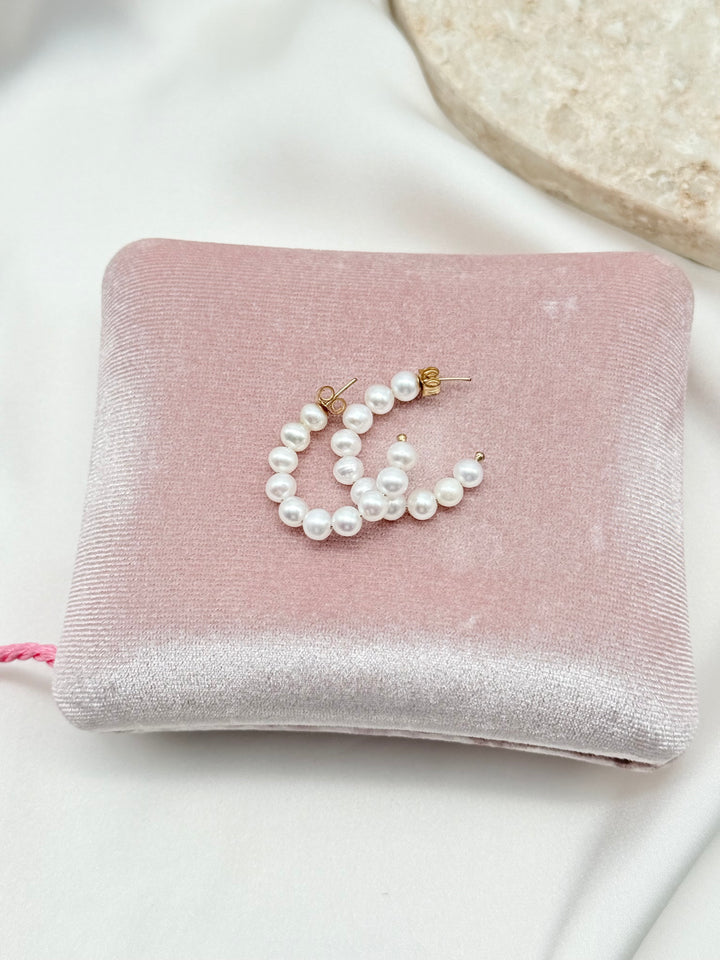 Elegante Ela Pearl Ohrringe von SimplyO mit Perlen und goldfarbenem Design auf weißem Hintergrund