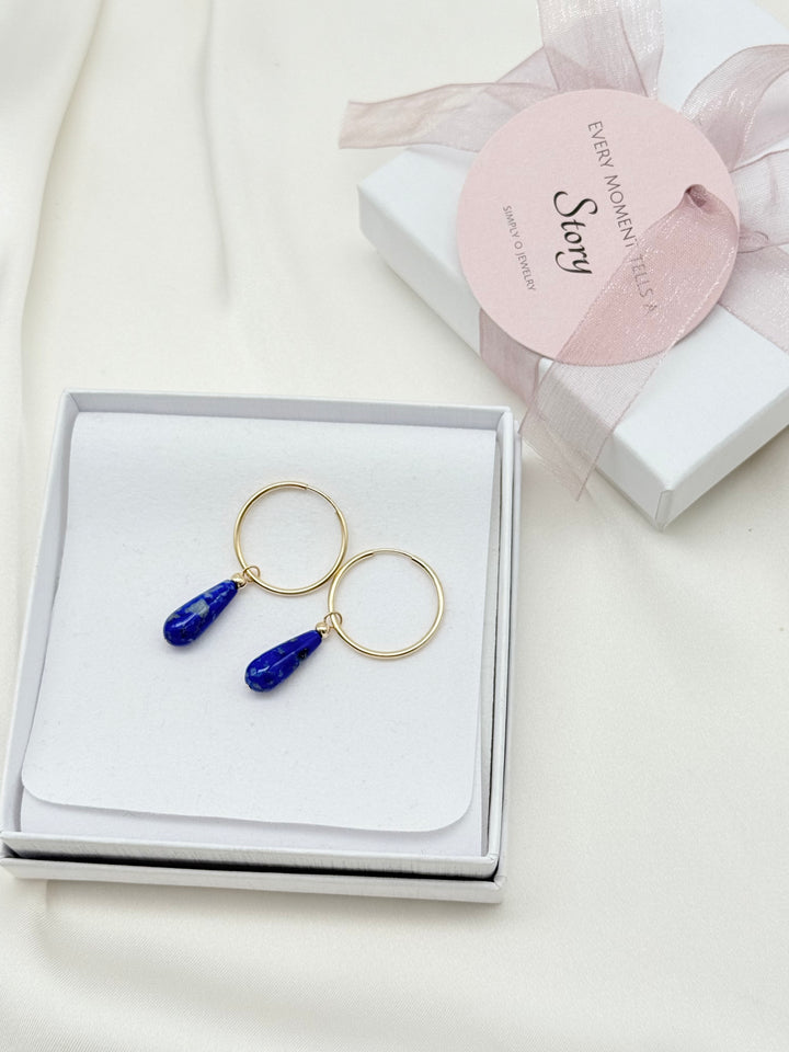 Lapislazuli Creolen liebevoll präsentiert in hochwertiger Simply O Geschenkverpackung.