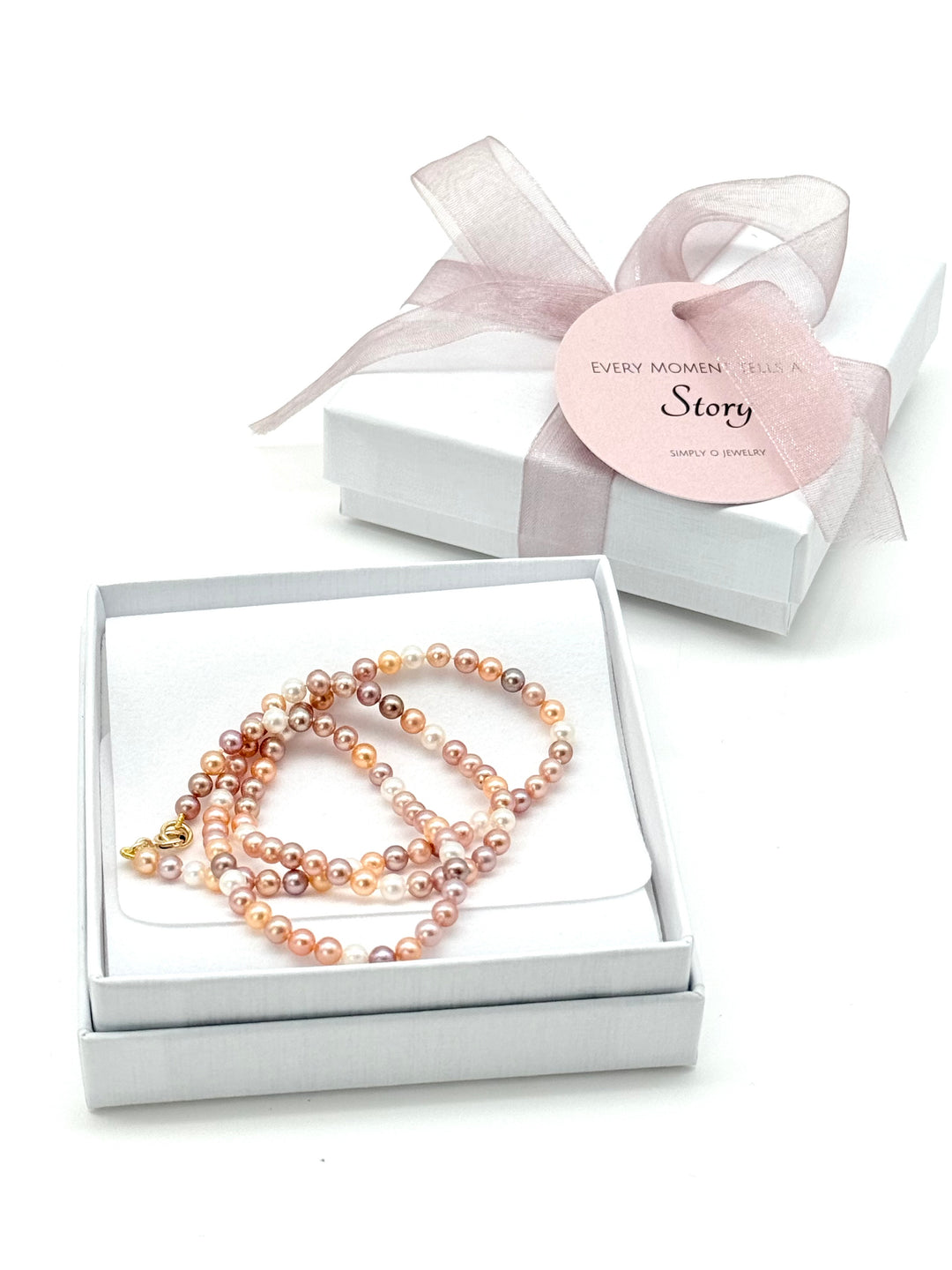 Rosaline Necklace aus Süßwasserperlen in Simply O Schmuckverpackung