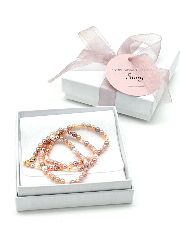 Rosaline Necklace aus Süßwasserperlen in Simply O Schmuckverpackung