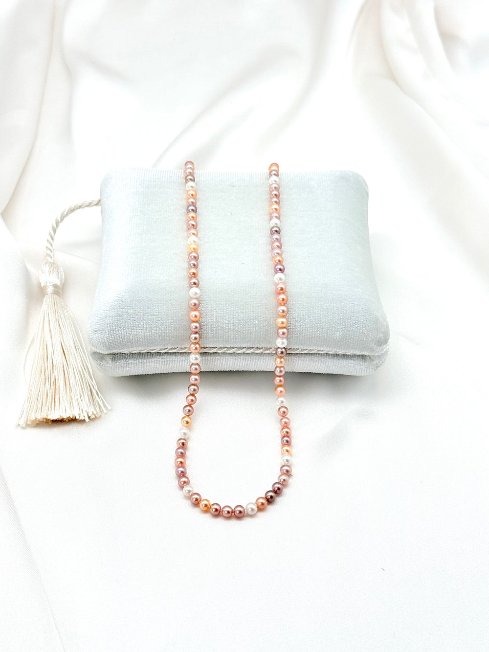Feine Rosaline Perlenkette mit 4 mm Süßwasserperlen in Rosé, Lavendel und Creme