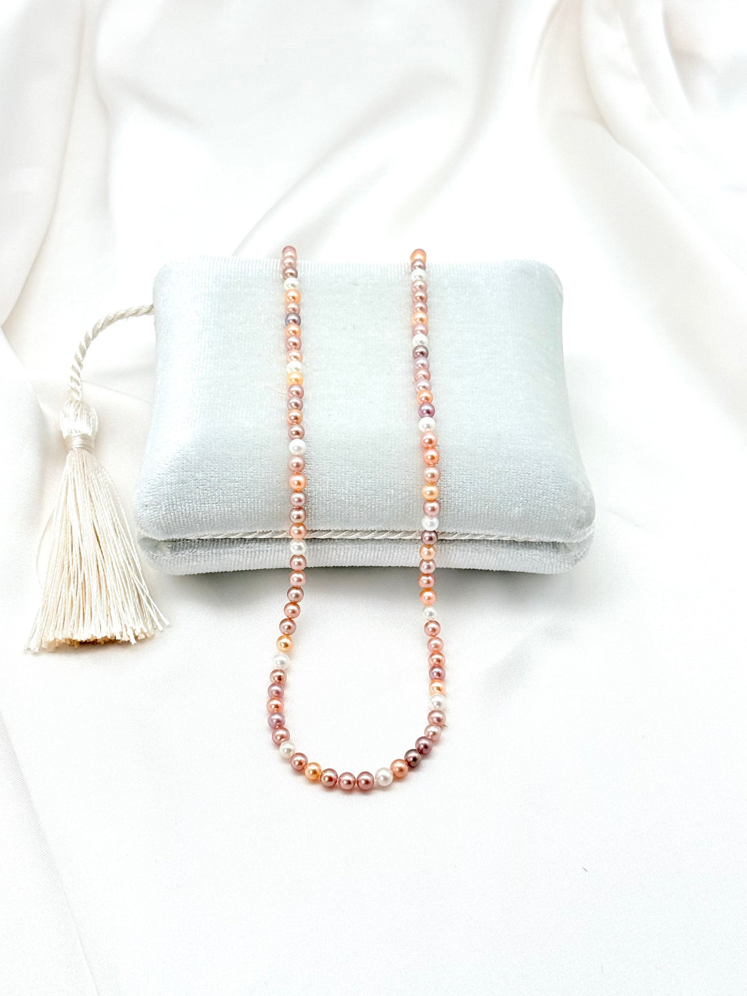 Feine Rosaline Perlenkette mit 4 mm Süßwasserperlen in Rosé, Lavendel und Creme