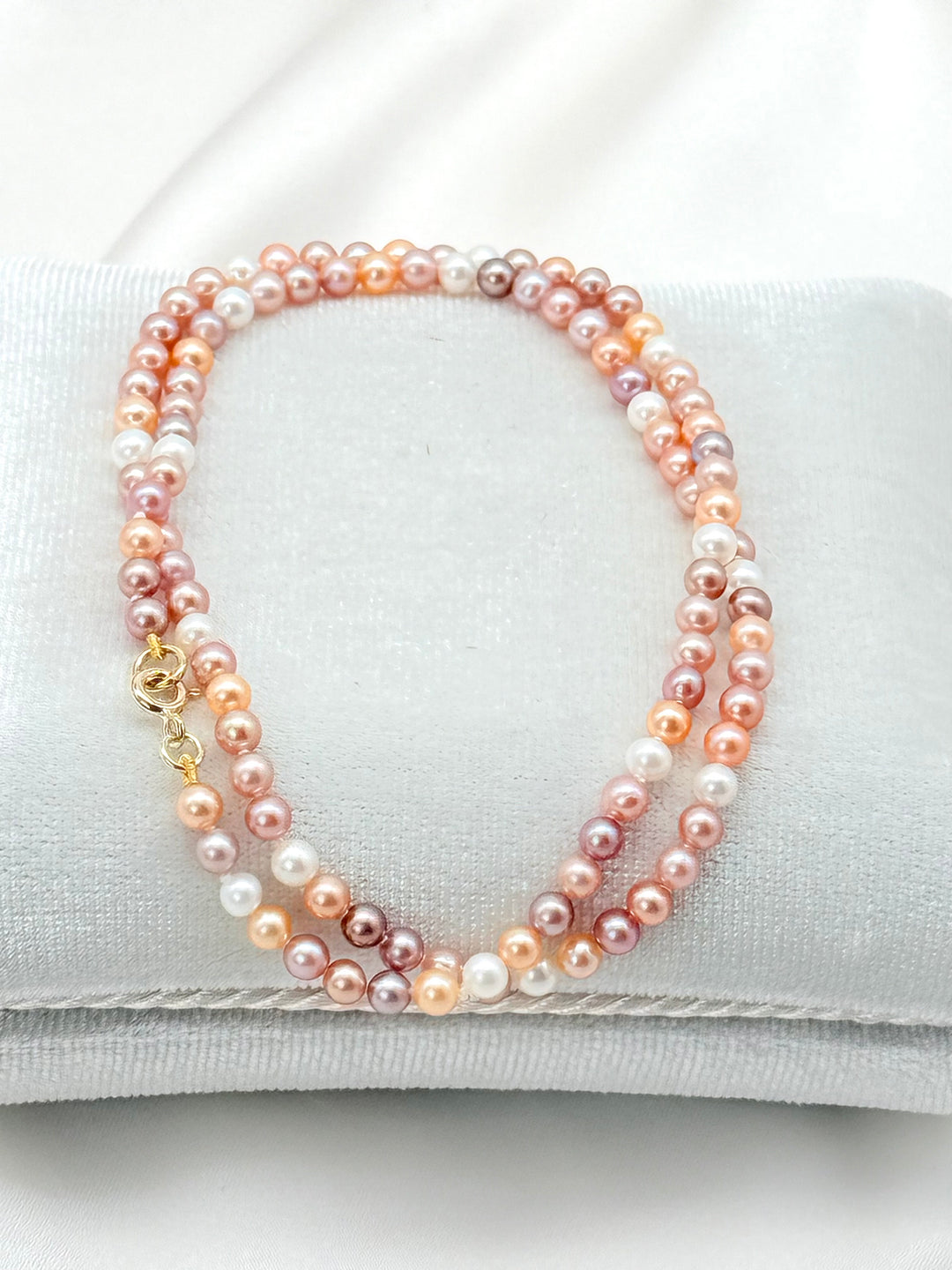 Detail der Rosaline Necklace mit runden Multicolor Süßwasserperlen und intensivem Lüster
