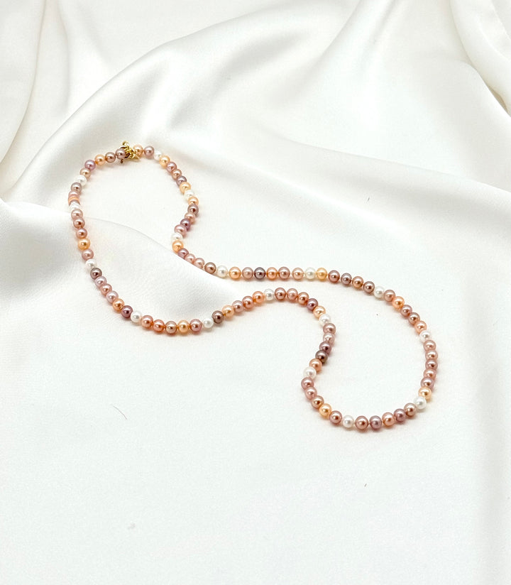 Rosaline Multicolor Perlenkette mit natürlichen Rosé-, Apricot- und Lavendeltönen auf weißem Satin