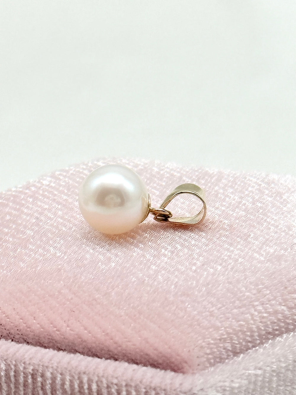 Detailansicht des Akoya Perlenanhängers mit runder weißer Akoya-Perle und 14k Goldöse 