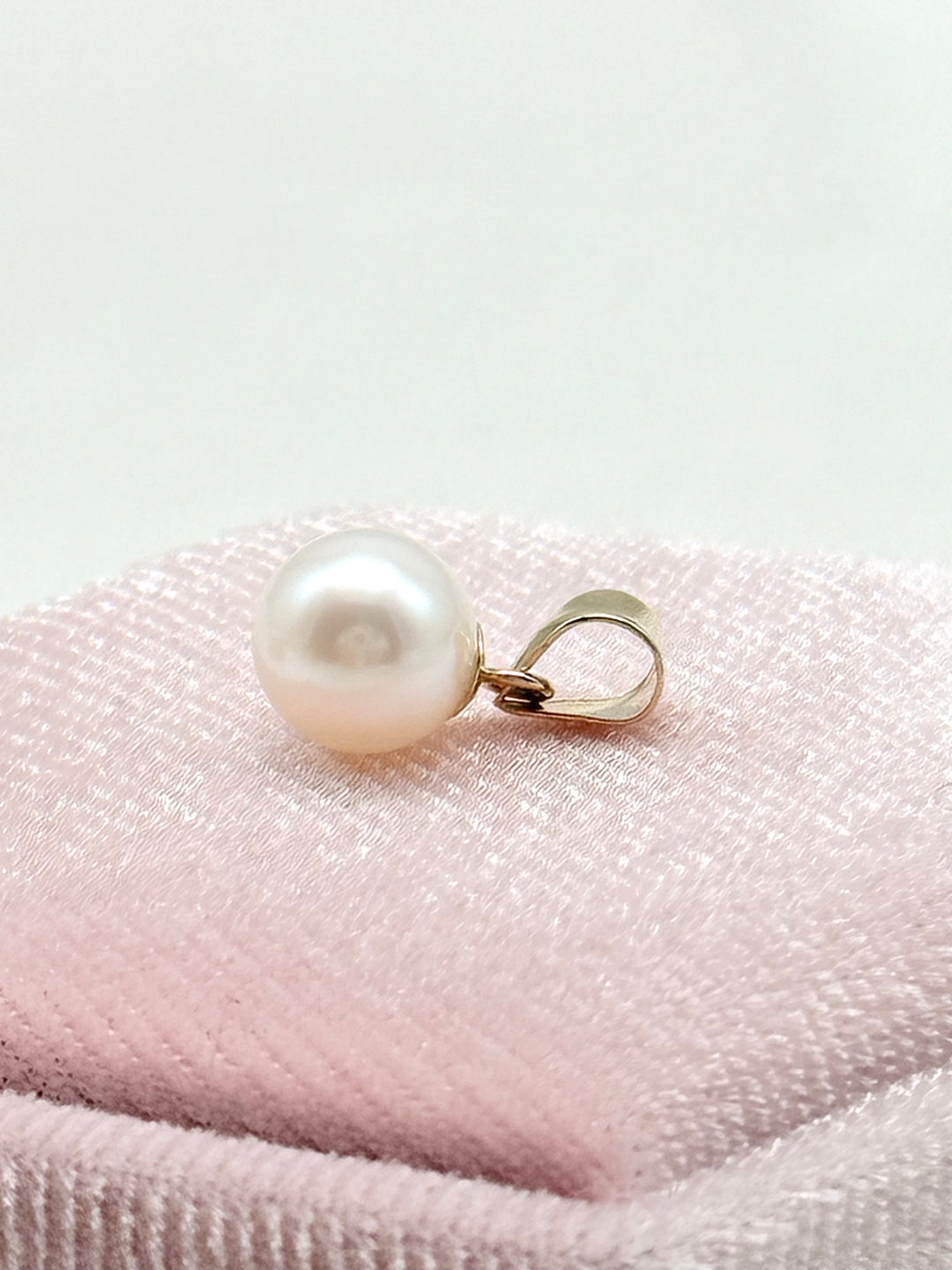 Detailansicht des Akoya Perlenanhängers mit runder weißer Akoya-Perle und 14k Goldöse 