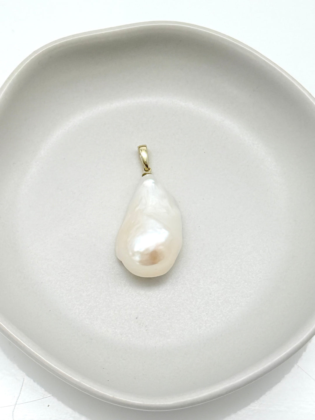 Großer weißer Barockperlen Anhänger aus Süßwasser-Zuchtperle und 14k Gold
