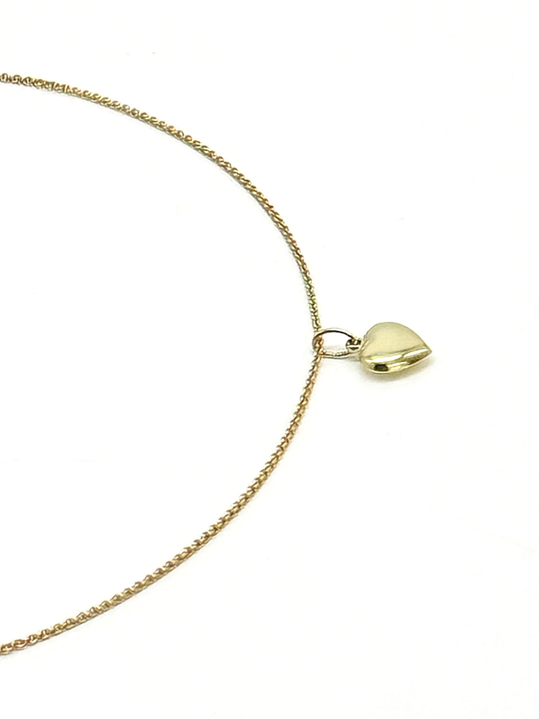 Seitenansicht einer feinen Goldhalskette mit einem Herzanhänger aus 14k (585) Gelbgold 