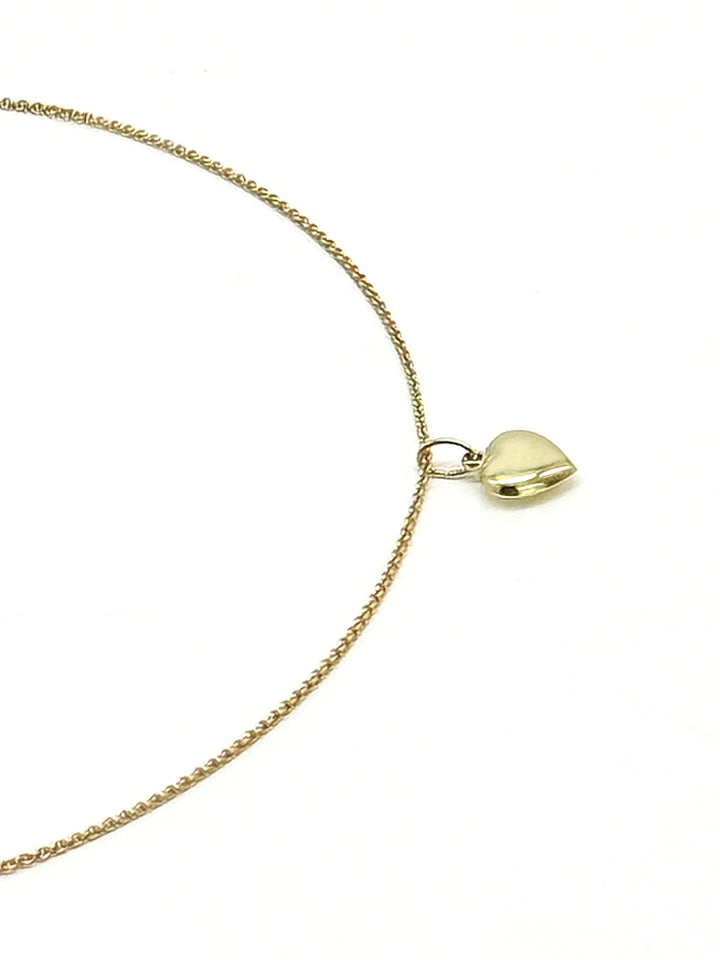 Seitenansicht einer feinen Goldhalskette mit einem Herzanhänger aus 14k (585) Gelbgold 