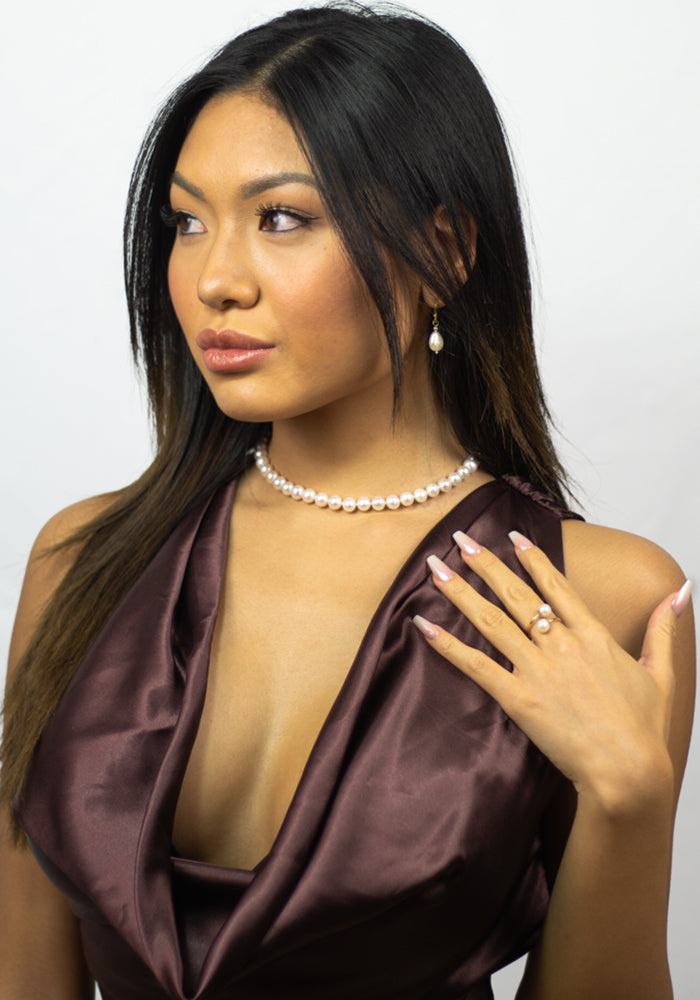Ela Dual Pearl Necklace variabel getragen – elegante Perlenkette mit Schiebekugel und fließendem Perlenanhänger - Simply O