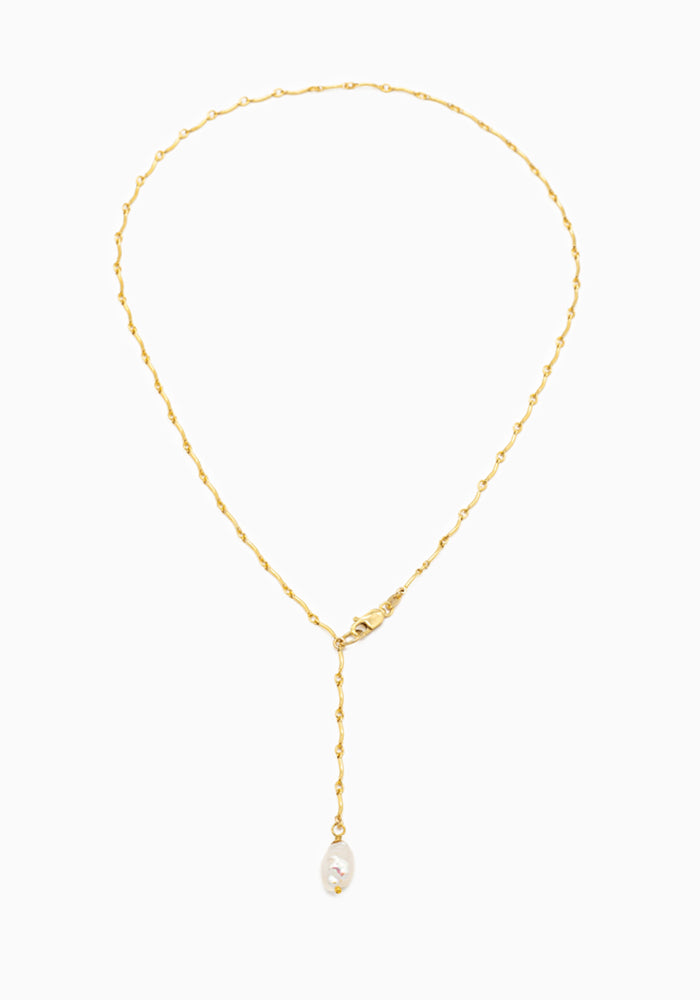Goldkette mit Perlenanhänger - Halskette Moon mit Keshi-Perlenanhänger - SimplyO Jewelry